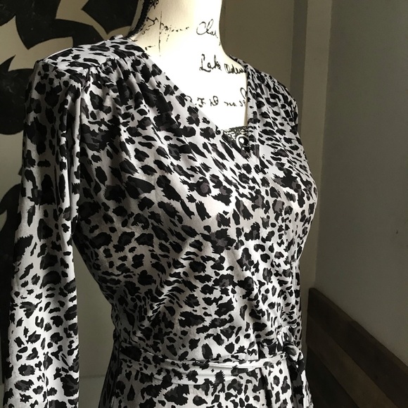 Sexy Leopard Print Wrap Dress Midi Size Medium Ellen Tracy Date Night or Work - Picture 5 of 14